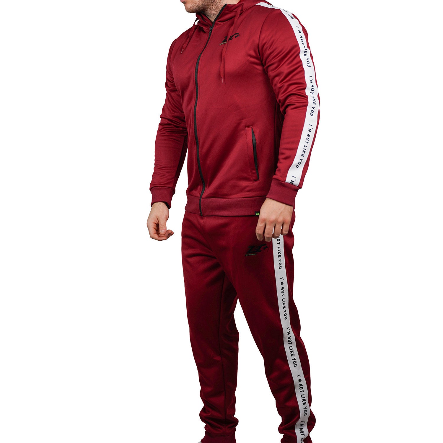 Zec+ Vibes Herren Hose in Burgundy, Vorderansicht schräg mit weißem Streifen