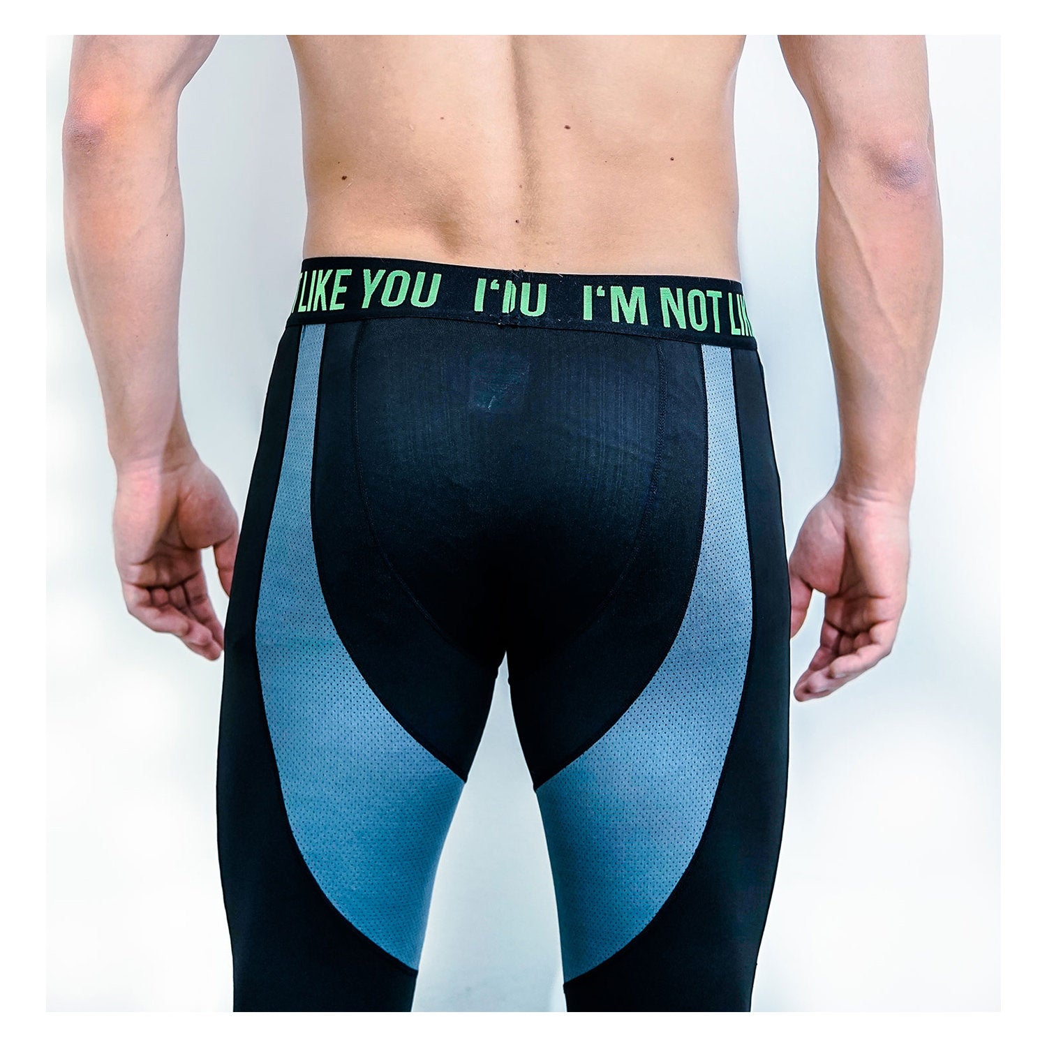 Zec+ Herren Kompressionshose schwarz-blau Rückseite mit grünem Schriftzug-Bund