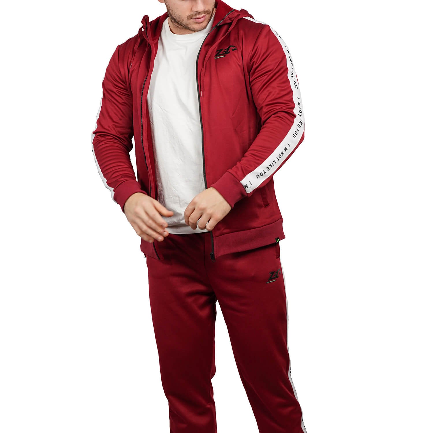 Burgunderfarbener Zec+ Vibes Herren-Trainingsanzug, Vorderseite offen mit weißem Shirt