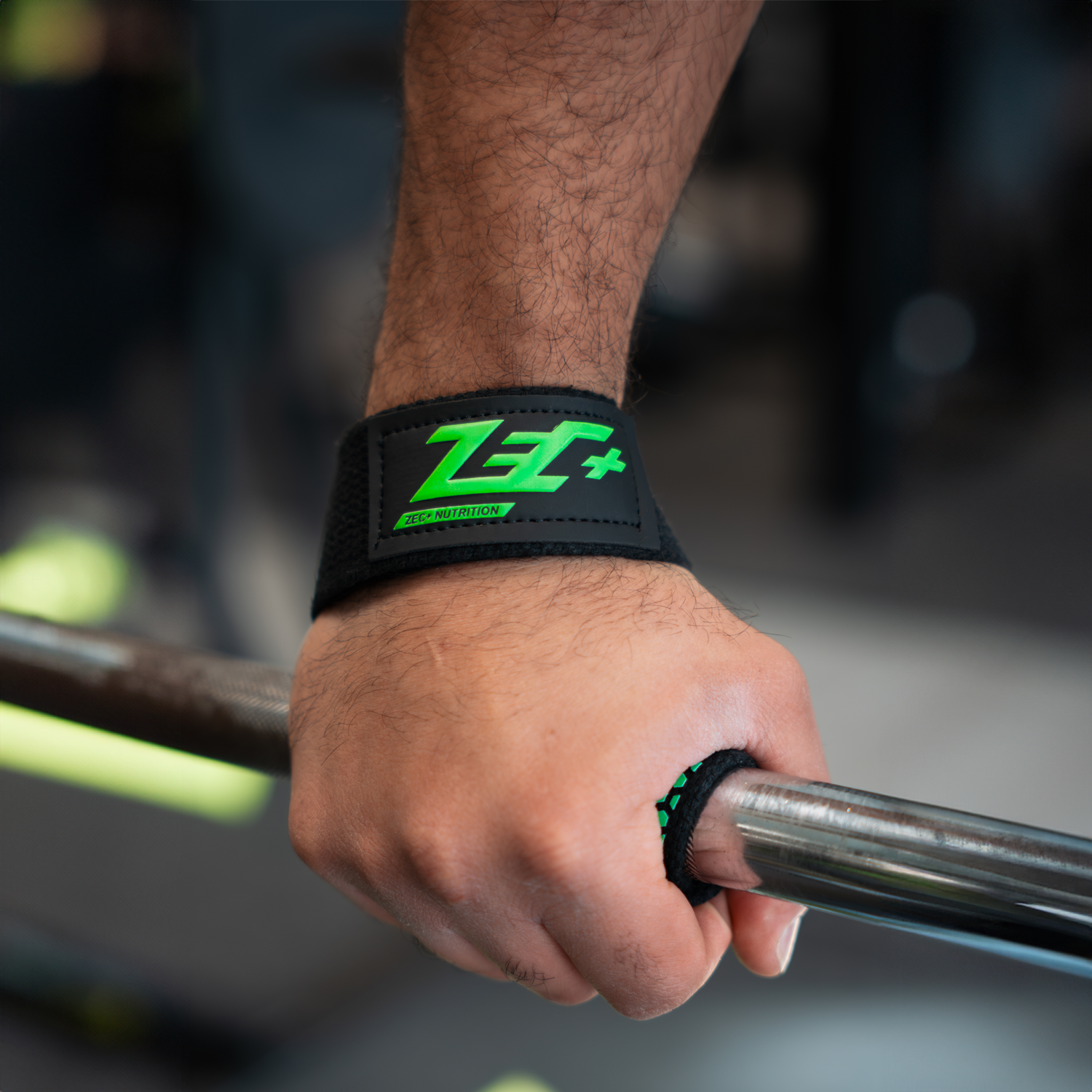 Zec+ Lifting Strap mit grünem Logo am Handgelenk eines Mannes beim Training