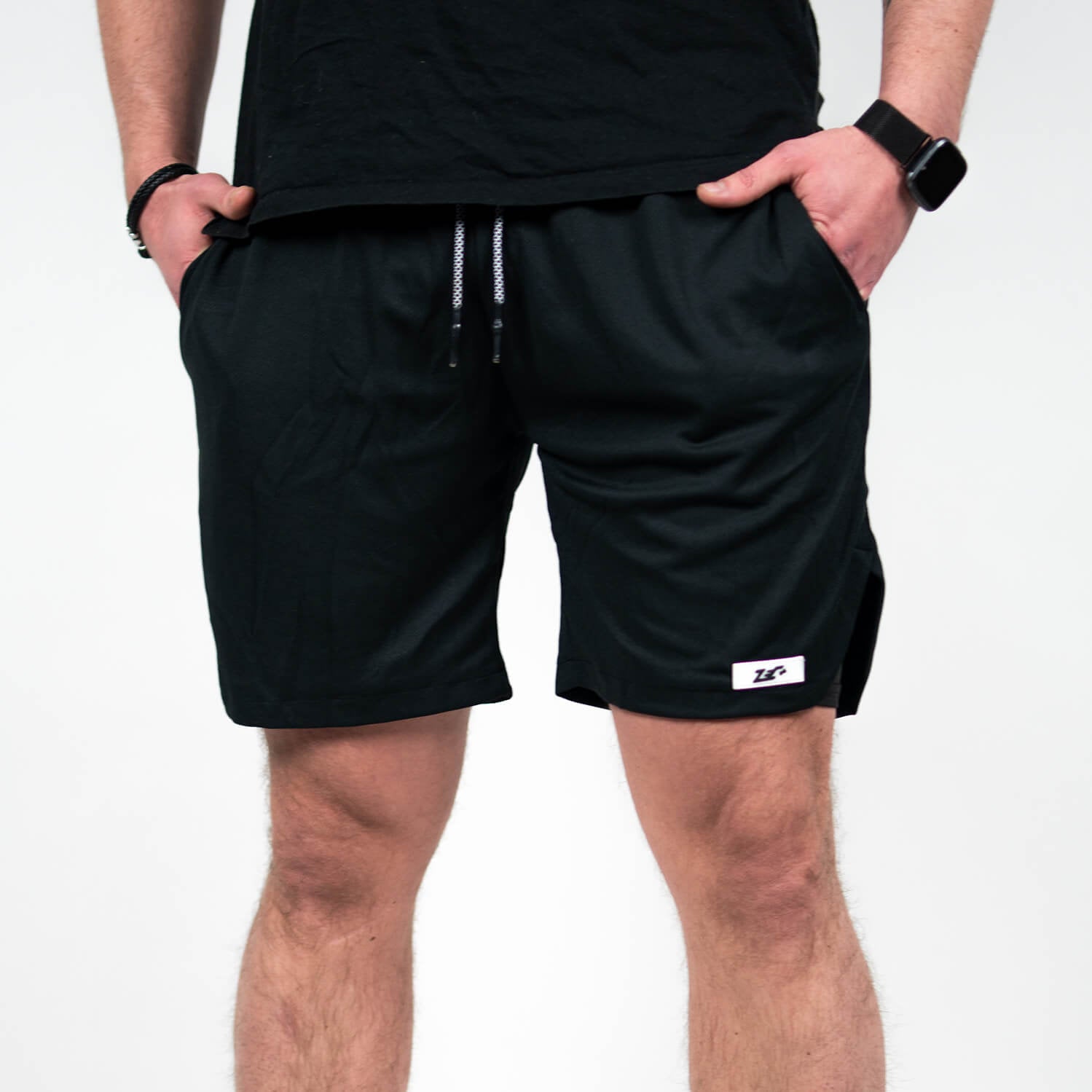 Schwarze Herren Dual Shorts Vorderseite mit Logoaufnäher