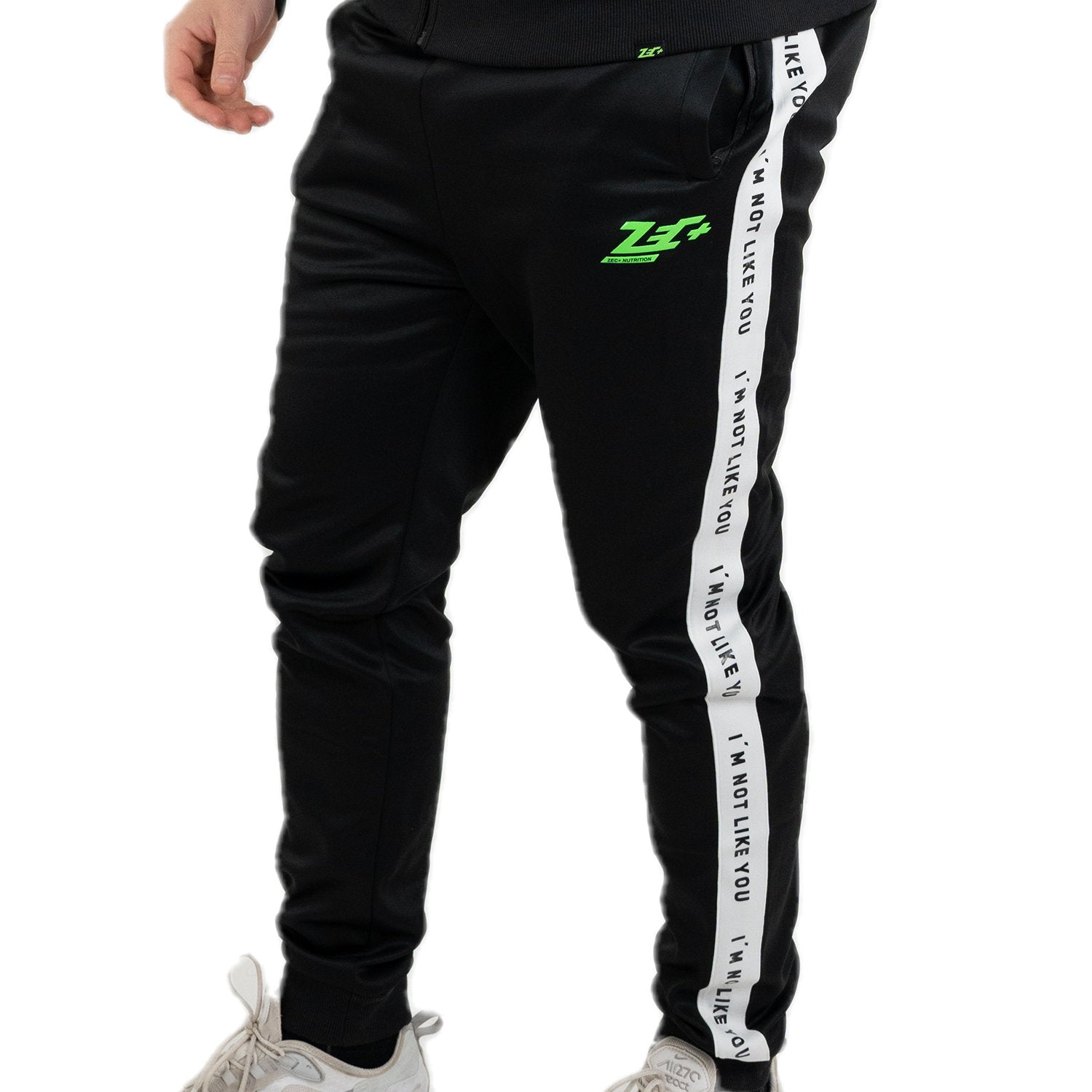 Schwarze Zec+ Herren Vibes Hose mit seitlichem Logo-Streifen, schräge Vorderansicht