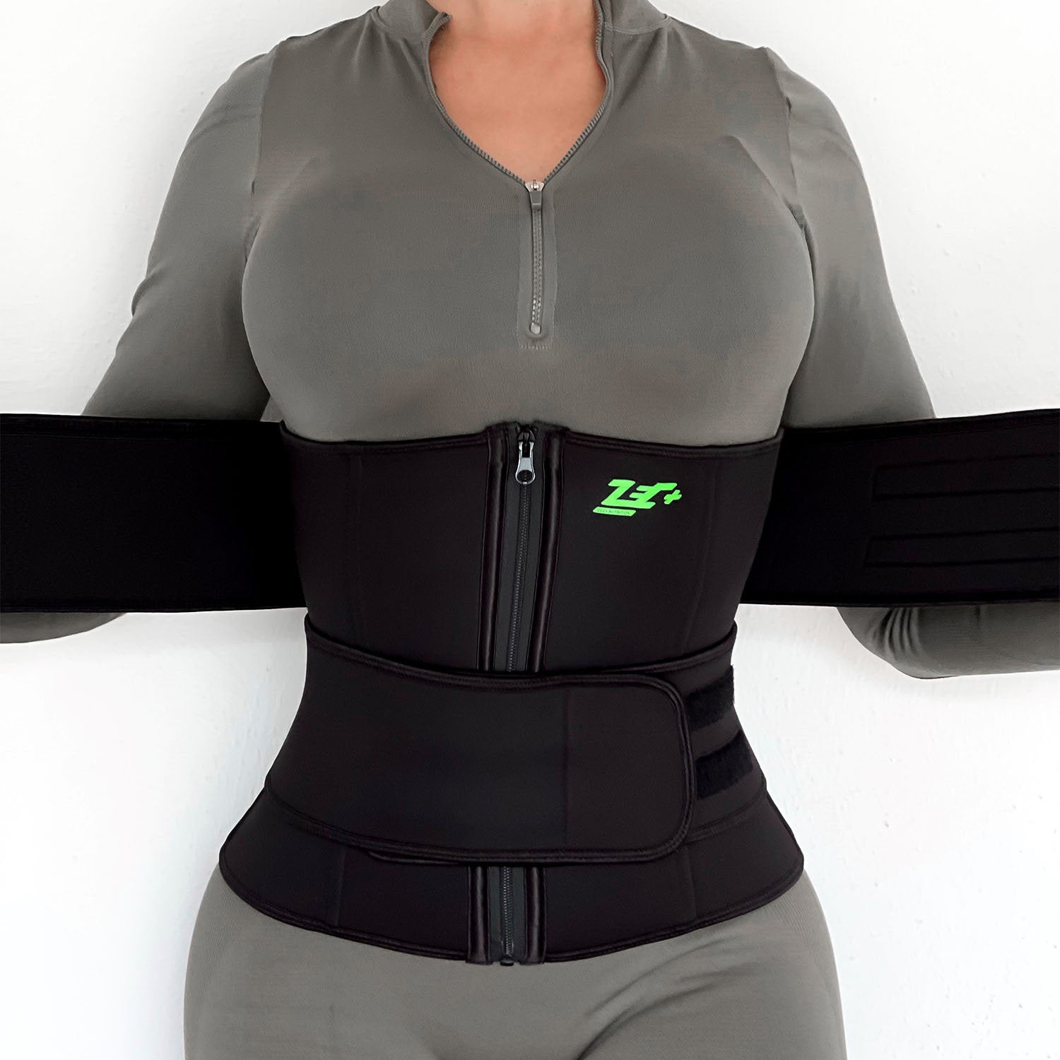 Zecplus Ladies Taillengurt schwarze Taille-Stütze mit Zecplus Logo, Frau mit grauem Anzug frontal vollständig angelegt