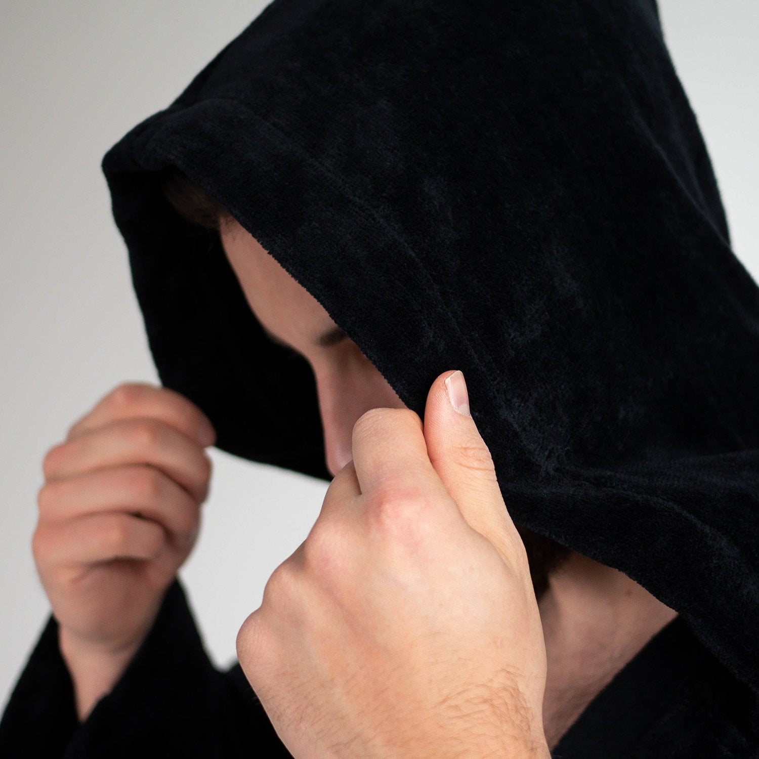 Detailansicht schwarzer Zec+ Bademantel mit hochgezogener Kapuze