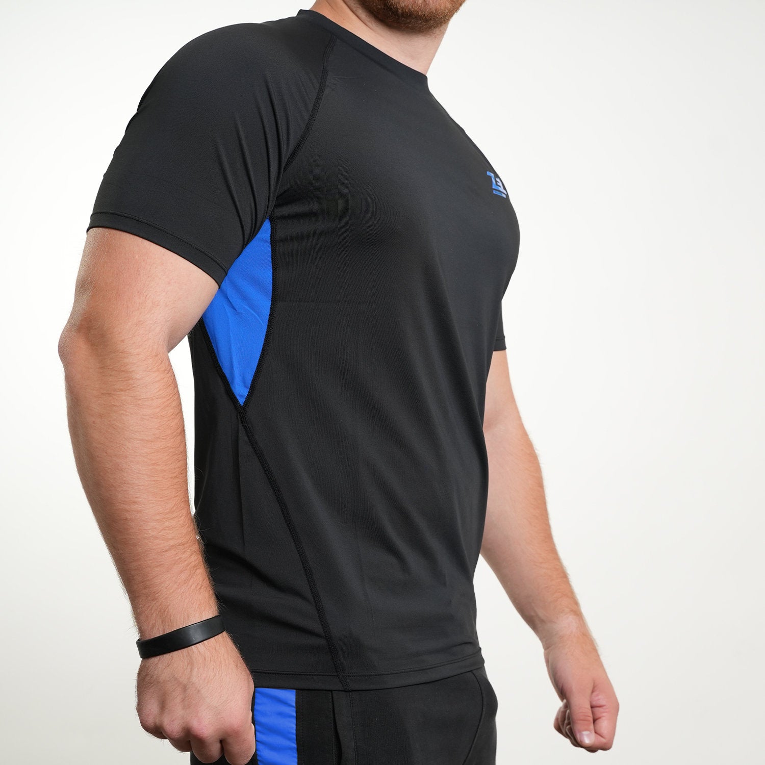 Zec+ Herren T-Shirt in Schwarz mit blauen Akzenten, schräge Vorderansicht rechts, Größe S–5XL