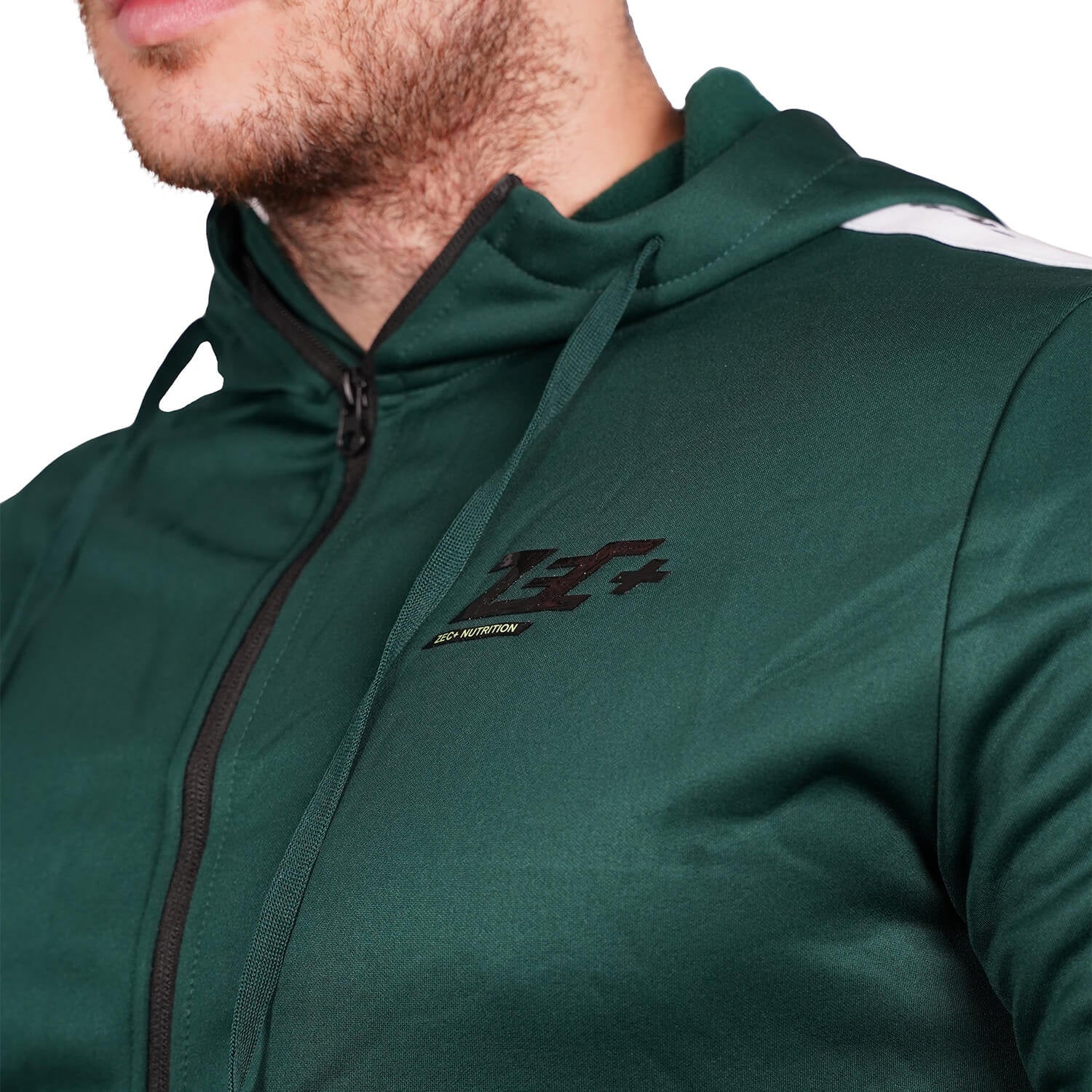 Detailansicht Zec+ Logo auf dunkelgrünem Trainingsanzug, Vorderseite Kapuzenjacke