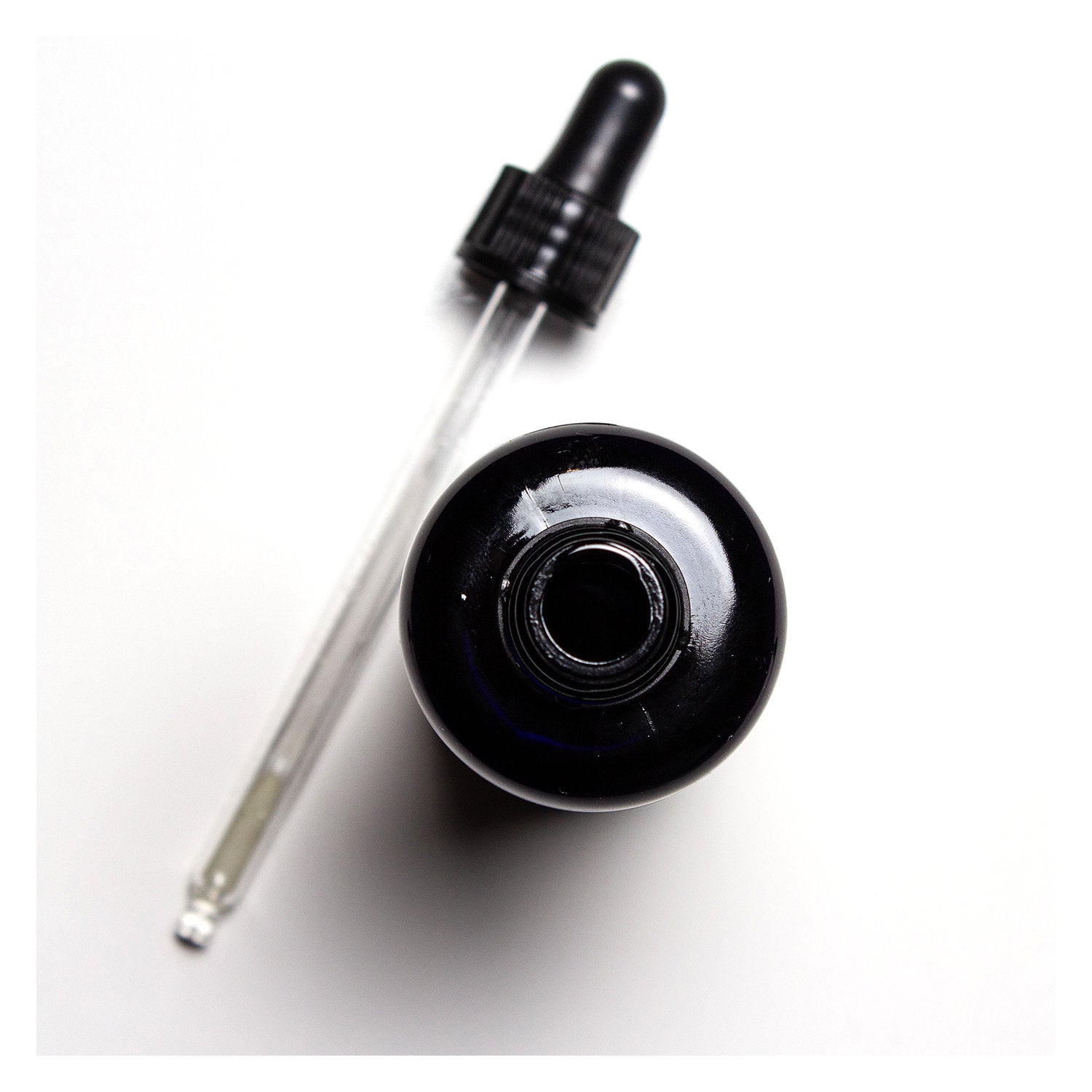 Zecplus Bartöl 75ml Flasche geöffnet schwarze Flasche mit Pipette und Dosieraufsatz