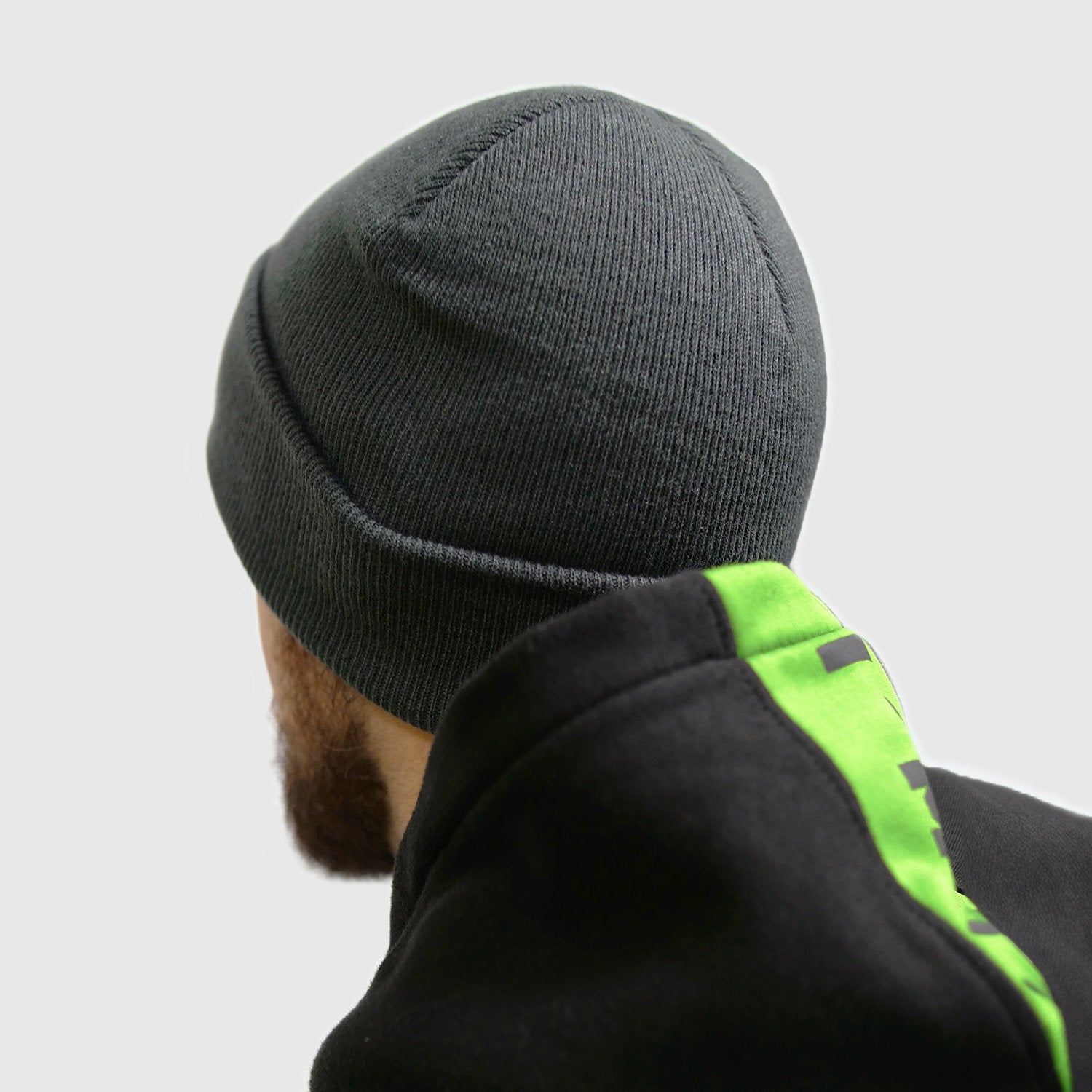 Graue Zec+ Mütze auf Kopf, Rückansicht