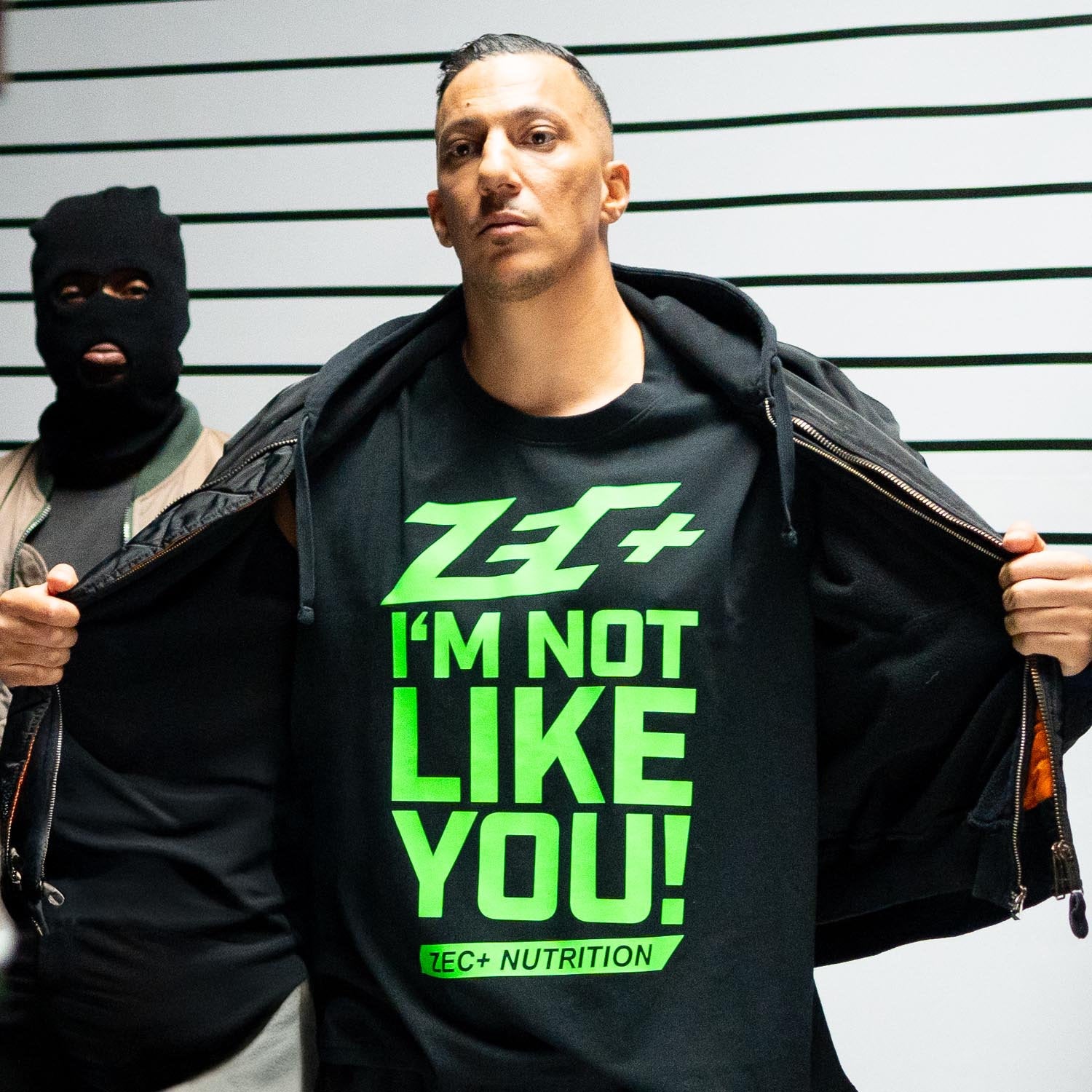 Schwarzes Herren T-Shirt I’m not like you! getragen unter offener Jacke